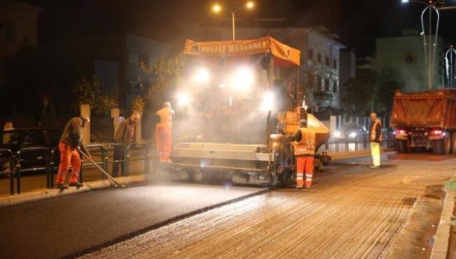 Perfundojne punimet ne Rrugen e Elbasanit: Rrjet i ri kanalizimesh, asfaltohet rruga